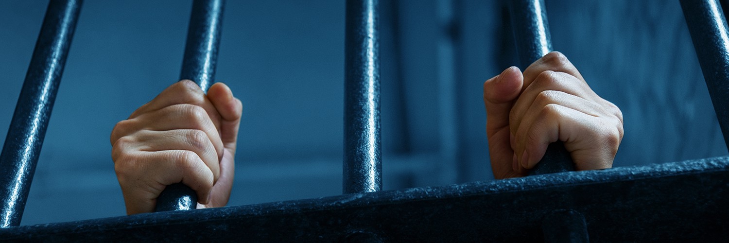 Moordenaar vrouw in gevangenis eist haar erfenis op