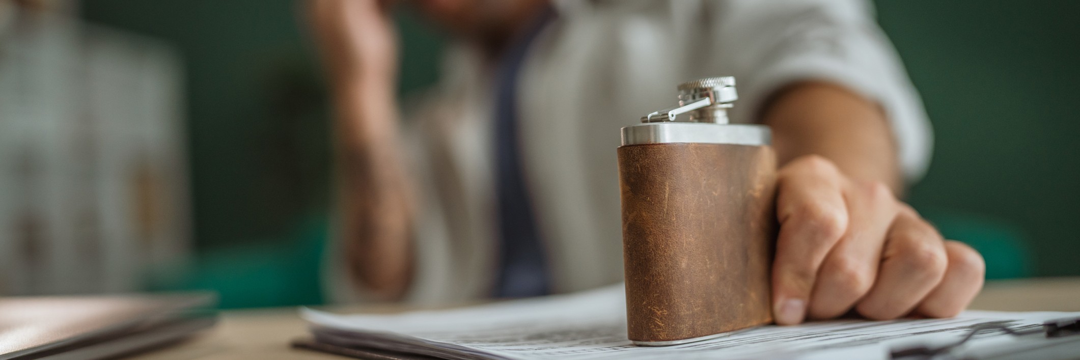 Man drinkt op werkplek en houdt zich niet aan adm-beleid