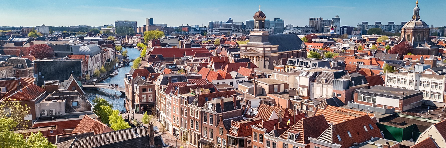 Luchtfoto van de binnenstad van Leiden met grachten en historische panden waarvoor de kosten van de verhuurvergunning Leiden onrechtmatig zijn verklaard.