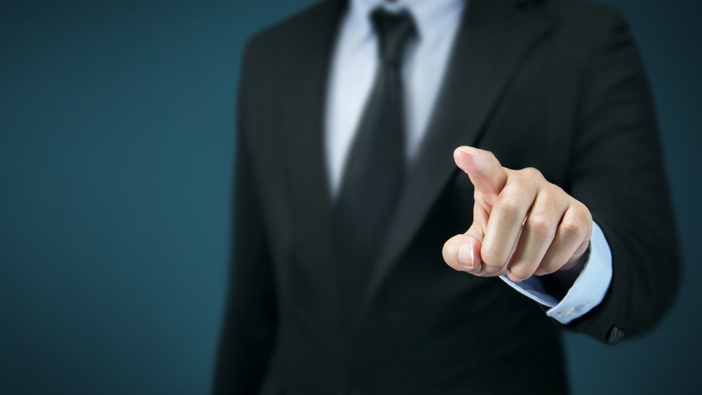 Man wijst iemand op aansprakelijkheid 