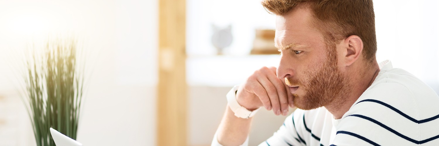 Bezorgde ondernemer bekijkt zijn financiële situatie en denkt na over WHOA