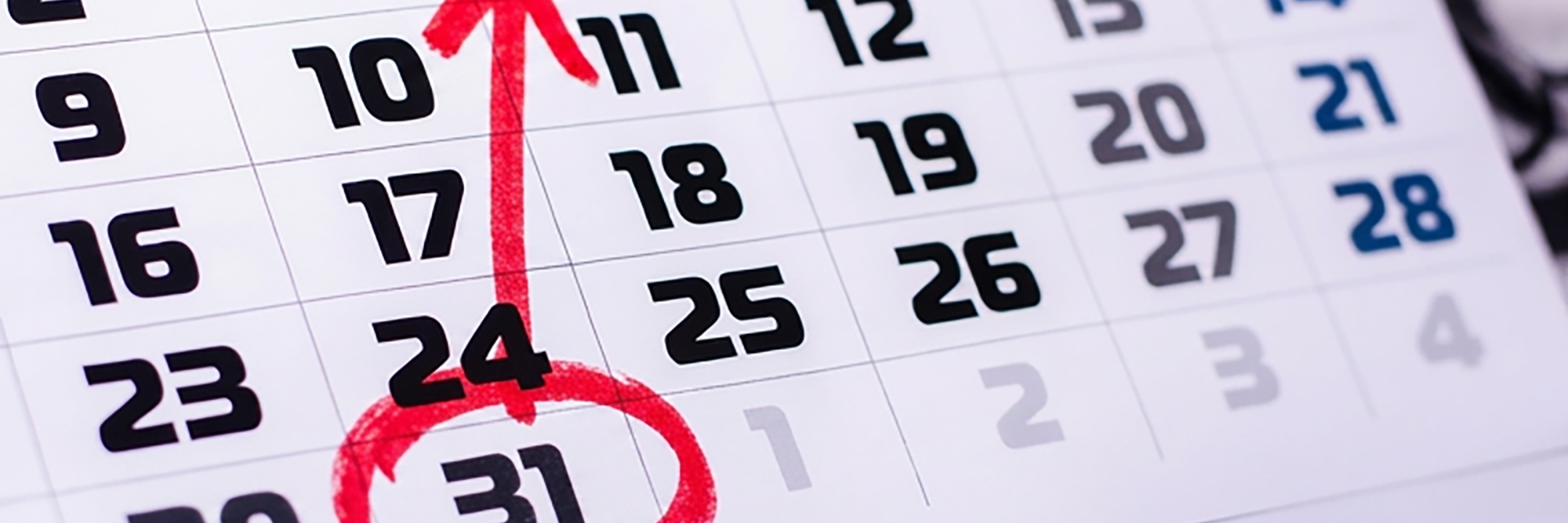 Close-up van een kalender met een rode cirkel om de 31e en een pijl omhoog, die symbool staat voor de kritieke timing en de wachttijd bij het aanvragen van een UWV-ontslagvergunning voor een zieke werknemer.