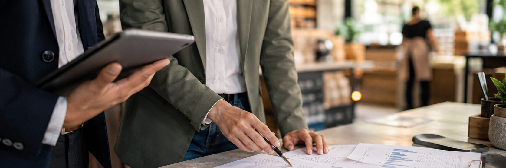 Franchisegever en franchisenemer bespreken afspraken over de Wet franchise