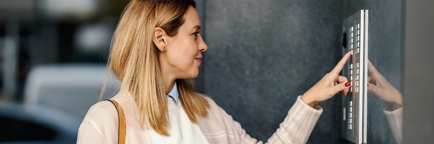 Vrouw van de Belastingdienst belt aan bij kantoor